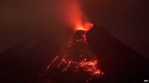 Una erupción volcánica sacude a Indonesia