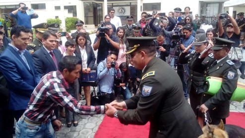 Canes reciben honores tras años se servicio en la Policía