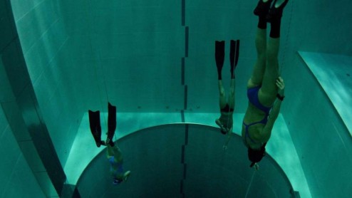 Así se bucea en la piscina más honda del mundo