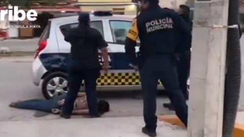 Mujer muere tras ser sometida por policías en México