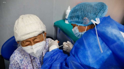 Personal sanitario y adultos mayores fueron vacunados en tres casas de salud en Quito