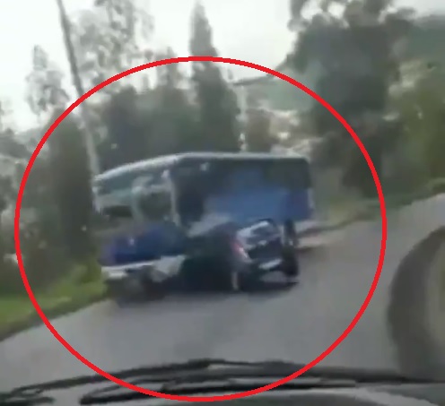 Choque entre carro y bus en vía a Nono queda registrado en video
