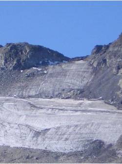 Cueva en el interior del glaciar Morteratsch, en Suiza. Fotografía facilitada por Lander Van Tricht / ETH Zurich, Cátedra de Glaciología.