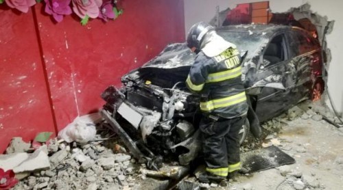 Auto choca contra una iglesia evangélica en Quito