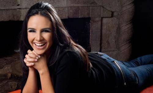 Imagen de archivo de Estéfani Espín en una sesión de fotos años atrás. La comunicadora de origen quiteño es una de las anchors y periodistas más queridas de Ecuavisa.