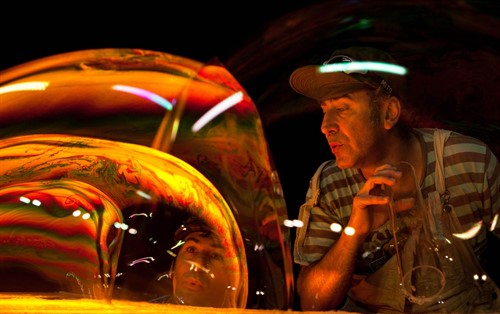 Revelan qué es lo que hace estallar las pompas de jabón