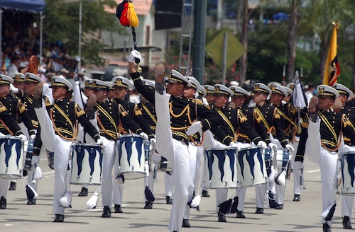 Fuerzas Armadas rinden homenaje a Guayaquil con tradicional desfile militar
