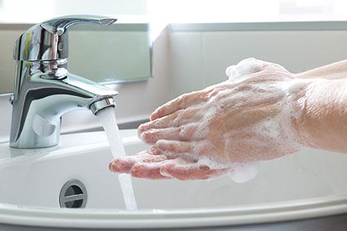 Si tiene conjuntivitis lávese frecuentemente las manos con agua tibia y jabón por lo menos durante 20 segundos.