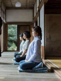 Japonesas ejerciendo meditación como acto cultural de su día a día.