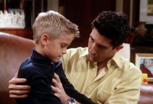 Hijo de Ross en “Friends” reaparece 15 años después en nueva serie