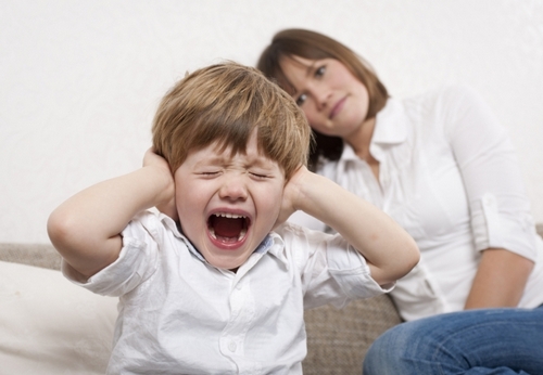 Analizan multar a padres de niños agresivos
