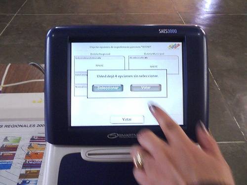 Unos 19 millones de venezolanos ejercerán el voto electrónico