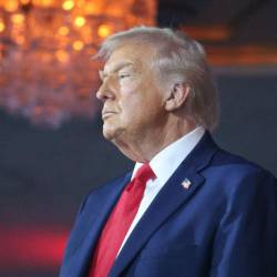 Presidente de Estados Unidos, Donald Trump, y la estrella de Hollywood de Rob Reiner con flores.