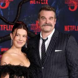 Millie Bobby Brown y David Harbour juntos en la alfombra roja, por el estreno de la última y quinta temporada de Stranger Things.