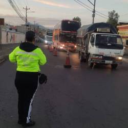 Agente revisa cumplimiento del pico y placa en Quito