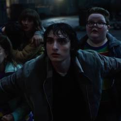 Secuencia de Stranger Things. De izquierda a derecha: Winona Ryder como Joyce Byers, Finn Wolfhard en el papel de Mike Wheeler y Jake Connelly como Derek. Foto cedida por Netflix
