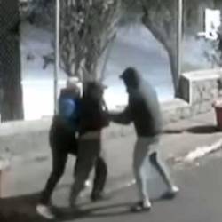 Momento en que los delincuentes forcejean con la víctima durante el asalto.