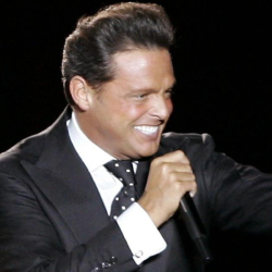 Luis Miguel, es un cantante y productor mexicano de 53 años.