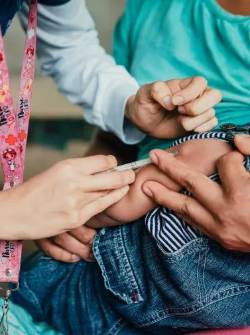 Vacunación a un menor de edad.