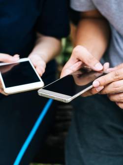 Teléfonos transfiriendo archivos.