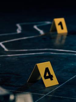 Enfoque selectivo del contorno de tiza y los marcadores de evidencia en la escena del crimen.