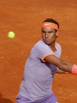 El tenista español Rafael Nadal devuelve la bola al estadounidense Darwin Blanch en el partido de este jueves del Mutua Madrid Open disputado en la Caja Mágica.