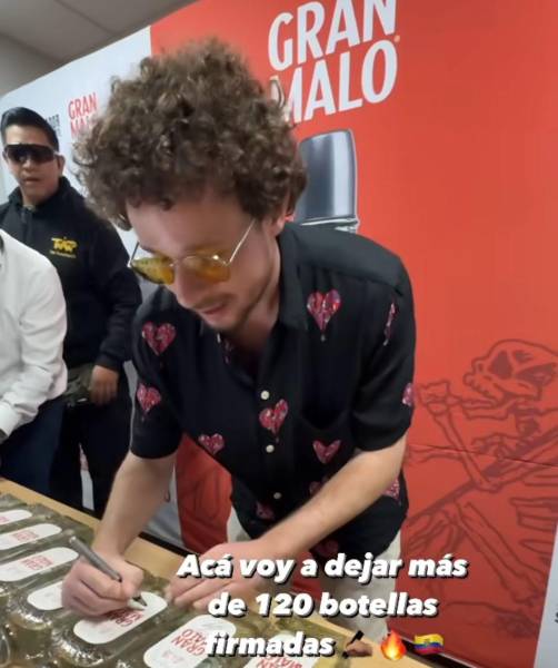 Luisito Comunica firmando 120 botellas