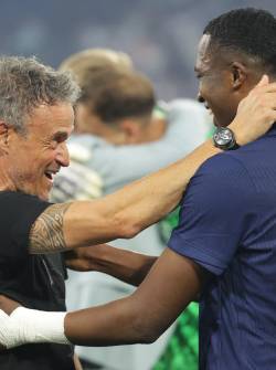 El entrenador del PSG, Luis Enrique, abraza a Willian Pacho, después de quedar campeón de la Champions League