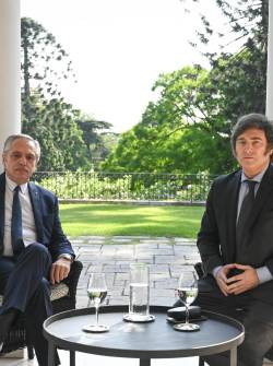 El presidente argentino, Alberto Fernández (i), y el mandatario electo, Javier Milei, se reunieron este martes en la Quinta de Olivos