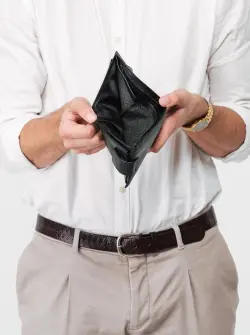 Un hombre con una billetera vacía.