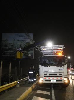 Retiro de vallas en una vía de Quito.