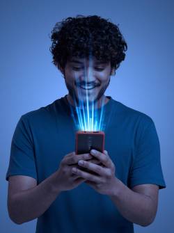 Imagen referencial: Hombre usando reconocimiento facial en su celular.