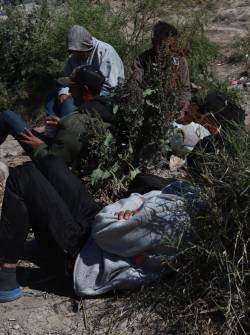 Imagen referencial de migrantes ilegales en la frontera entre México y Estados Unidos.