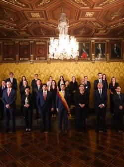 Foto del gabinete ministerial con el que empezó Daniel Noboa el 26 de noviembre de 2023.