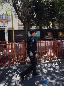 Policías de la Secretaria de Seguridad Pública resguardan con vallas metálicas las instalaciones de la embajada de Ecuador, este sábado, en la Ciudad de México (México).