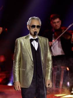 Andrea Bocelli durante uno de sus conciertos.