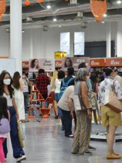 La Feria del Libro en Guayaquil inició con más de 60 stands, talleres y conversatorios con escritores nacionales e internacionales