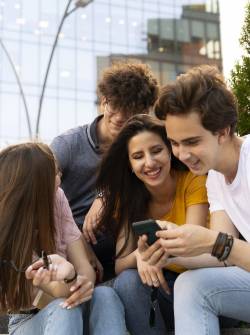 Amigos al aire libre en la ciudad mirando smartphone