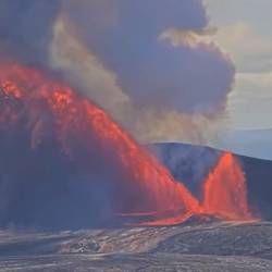 Lava sale desde el volcán Kilauea en Hawái.