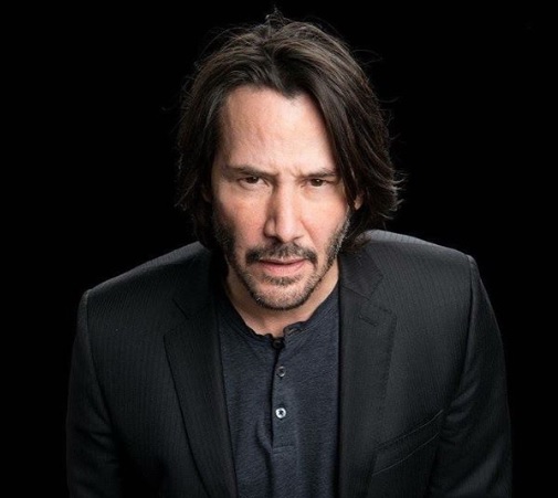 Por qué Keanu Reeves no abraza a las mujeres cuando le piden fotos