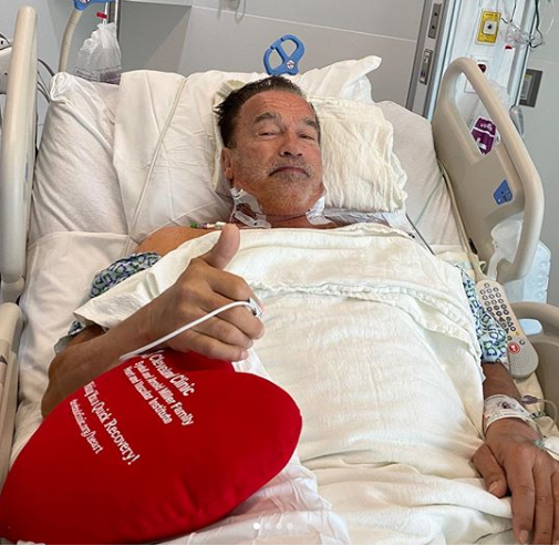 Imagen de archivo de Arnold Schwarzenegger, internado en un hospital debido a sus cirugías cardiacas.