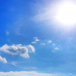 Intenso sol en la mañana acompalado de nubes.