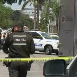 Imagen de agentes de Criminalística en los exteriores de una picanteria de Guayaquil, tras un ataque armado.