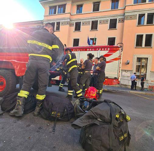 Bomberos de Milan preparándose para más investiaciones.