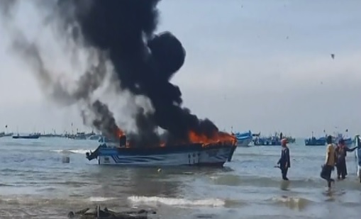 Queman embarcación de supuestos piratas en Chanduy