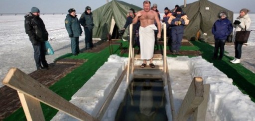 Fieles ortodoxos celebran en aguas heladas el Bautismo de Cristo