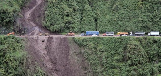 Habilitan vía Aloag-Santo Domingo cerrada por derrumbe
