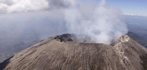 El volcán salvadoreño Chaparrastique tiende a la calma pero sigue amenazando