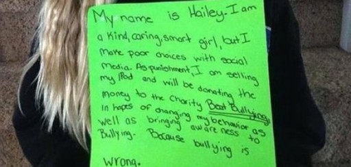 Madre obliga a su hija a cargar cartel disculpándose de bullying en EE.UU.