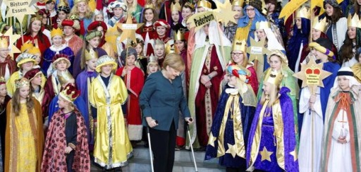 Merkel reaparece con muletas en la tradicional recepción infantil de Reyes